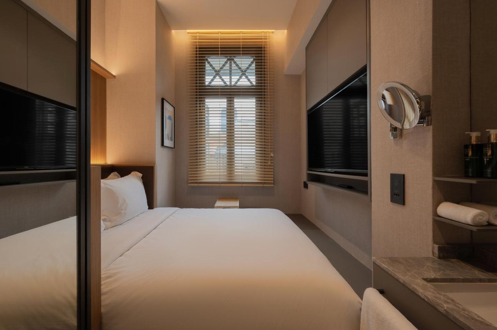 Claude 3* Singapura